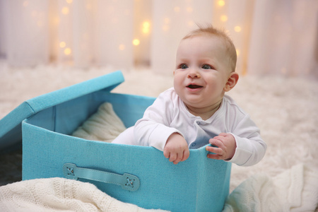 可爱的宝宝坐在蓝色的盒子图片