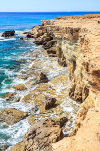 美丽的悬崖和拱门哎呀纳帕，塞浦路斯