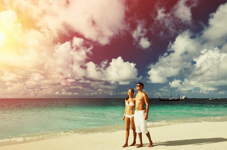 在马尔代夫海滩上的情侣