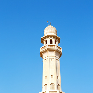 在阿曼马斯喀特古老的清真寺宣礼塔和宗教在晴朗的天空