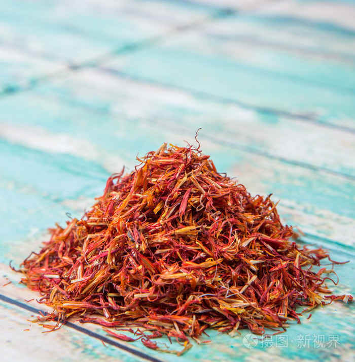 在木头上的干的红花