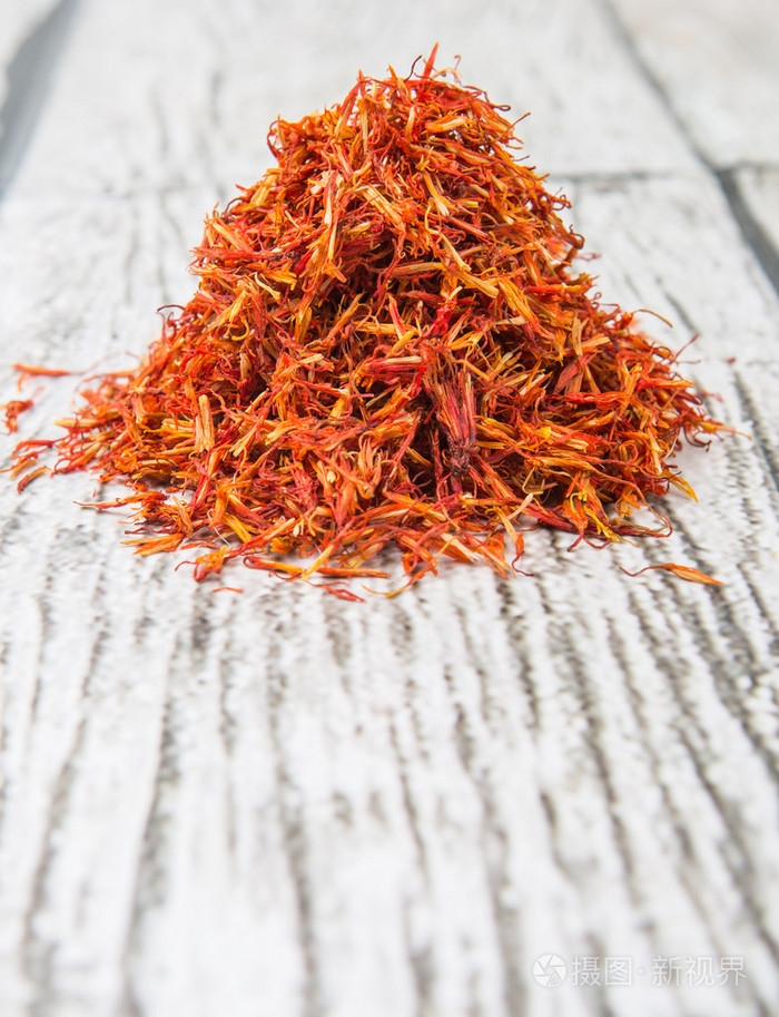 在木头上的干的红花