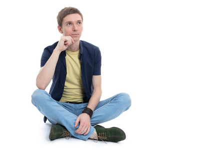 侧坐着的人图片