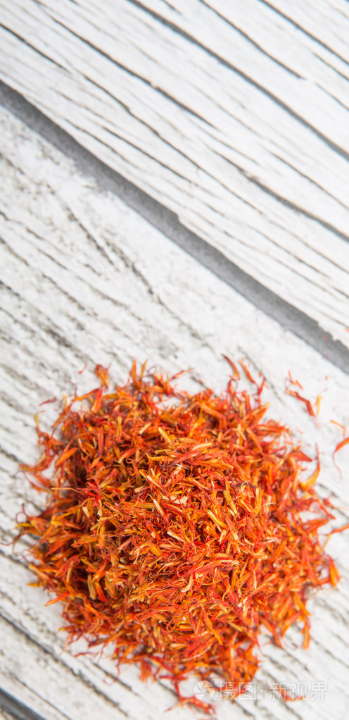 在木头上的干的红花