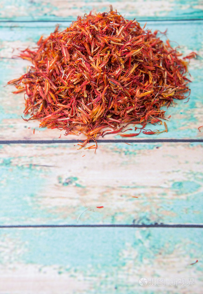 在木头上的干的红花