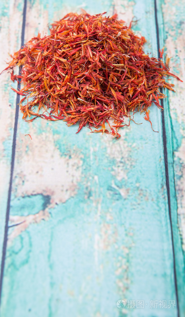 在木头上的干的红花