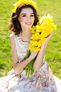 快乐的小女孩微笑着与黄色的花朵