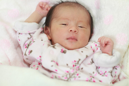 日本新生女婴0岁