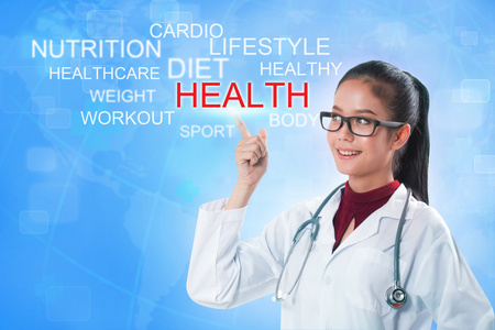 医生用手抚摸健康 word 使用蓝色背景屏幕上。医学的概念