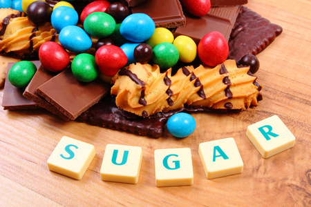 大量的糖果与 word 糖上木制表面不健康的食物