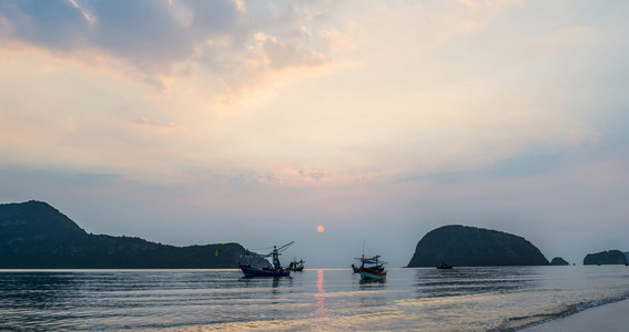 萨罗雅德海滩，泰国，渔船在海上，背景是小岛屿和早上光能