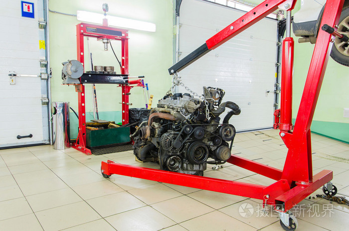 汽车发动机在汽车维修站在电梯里