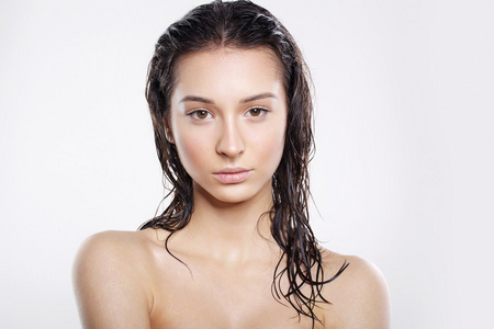 湿漉漉的头发的女人