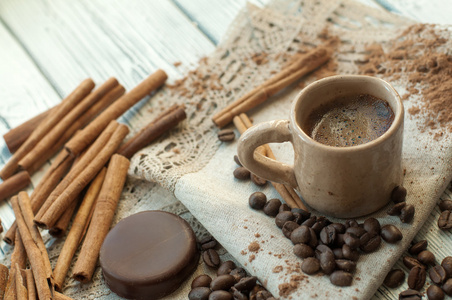 手工制作陶器喝一杯咖啡 肉桂 stickss 咖啡豆 可可粉和巧克力糖果的组成