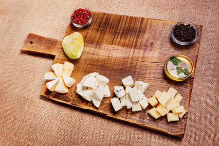 奶酪拼盘装饰在乡村木板上