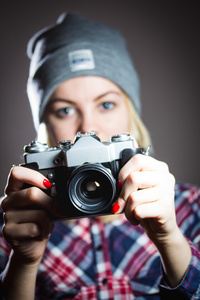 时髦女孩拍照与复古相机的肖像图片