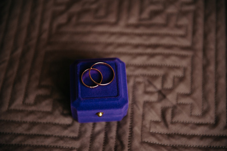 框中的结婚戒指