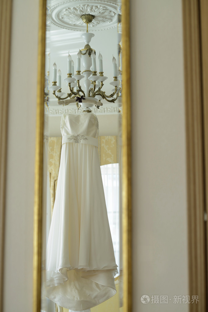 美丽的白色婚纱礼服