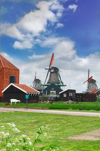 荷兰的风车在河