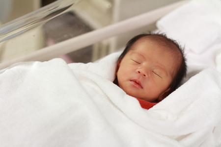熟睡的日本新出生的女婴0岁