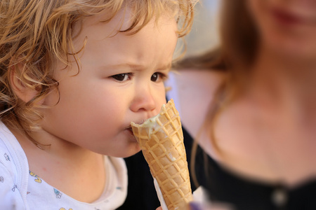 小男孩吃冰激淋