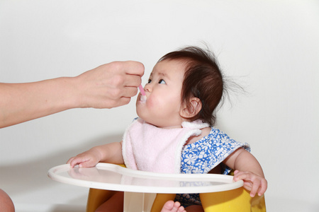 日本女婴吃婴儿食品0岁