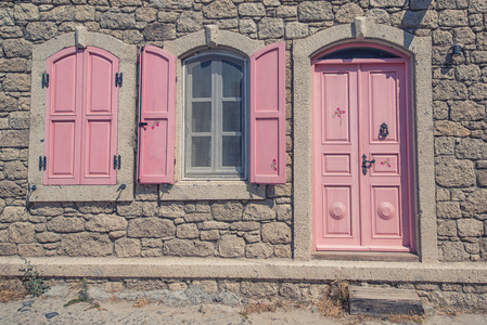 老式的粉红色房子入口