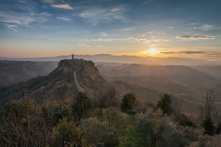 拉齐奥，意大利奇维塔 di Bagnoregio 观日出