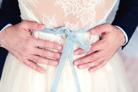 男子的胳膊搂着女人的腰.在怀里的情人.马照片