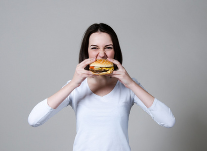 吃健康三明治孤立在白色背景上的女孩