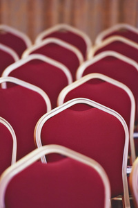 会议和事件的屋子里的空椅子图片