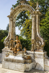 在塞戈维亚的宫殿里的喷泉