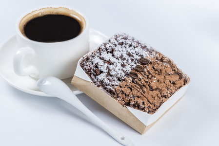 在背景的一杯咖啡的咖啡豆的巧克力蛋糕