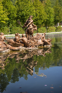 在塞戈维亚的宫殿里的金色喷泉图片
