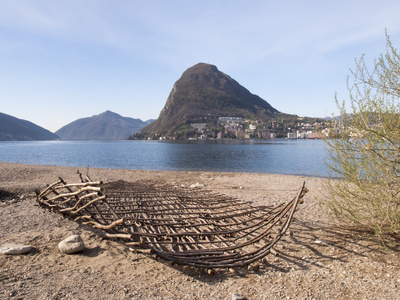 Lugano，小船在湖滩