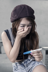 少女心卧室担心的女孩在看着怀孕测试照片