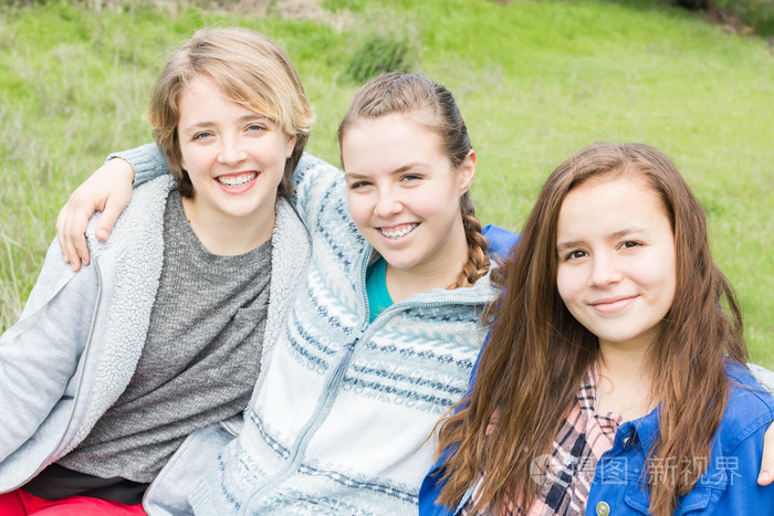 三个女孩围坐在一起