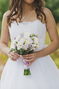 新娘抱着白色花束 5497