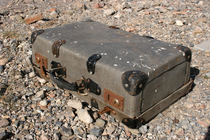 被遗弃的旧行李箱