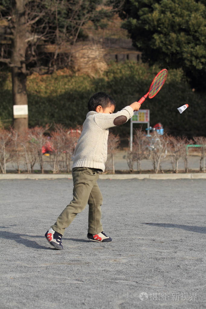 打羽毛球的日本男孩(4岁)