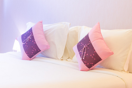 粉色和白色的枕头，在床上