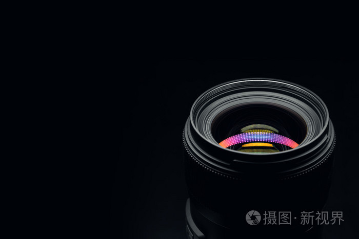 相机镜头关在黑暗的背景