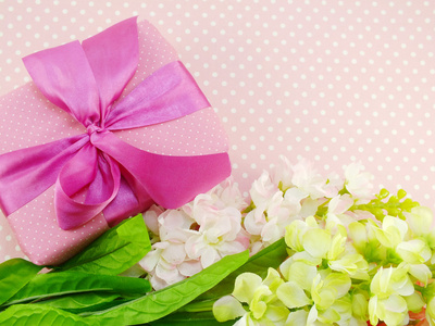 礼物和束美丽的花送给母亲一天的生日或其他节日