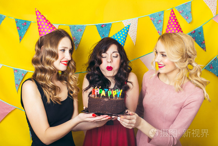 有吸引力的朋友庆祝生日.一个女孩微笑.庆祝活动和晚会.开心