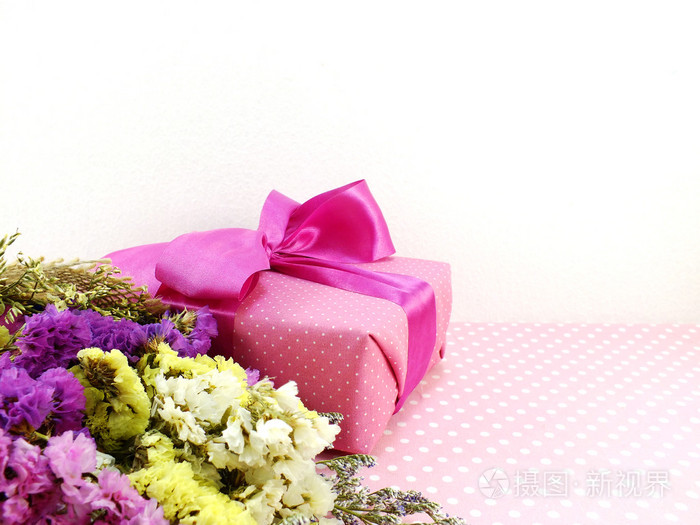 礼品盒和美丽的鲜花花束，副本的空间
