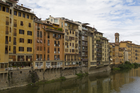 城市景观中的佛罗伦萨，在亚诺河