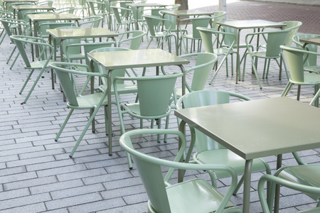 绿色咖啡馆桌子和椅子