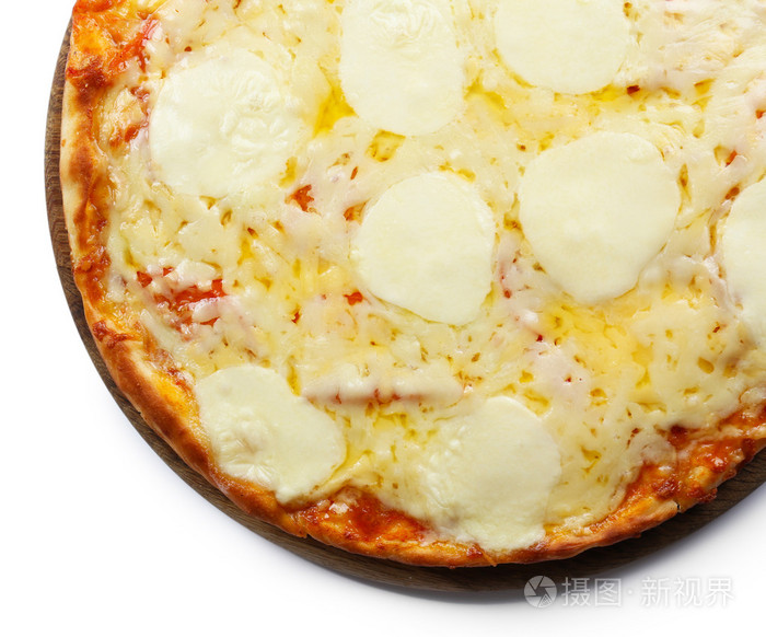 披萨满奶酪上木板上白色的背景下，孤立的关闭
