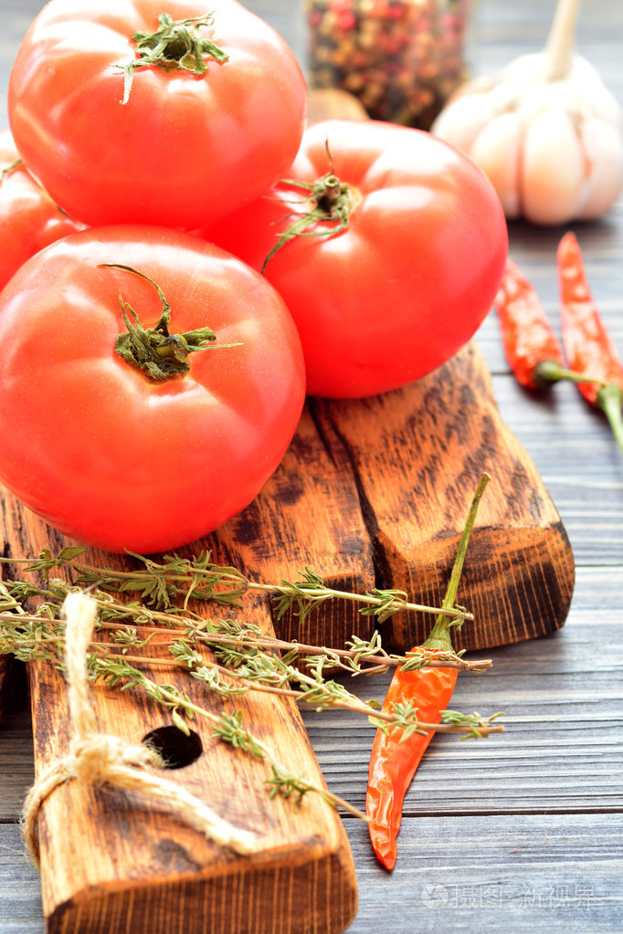 木板与香料的红番茄