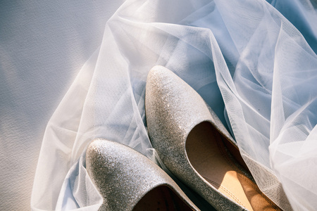 漂亮的银色婚礼鞋